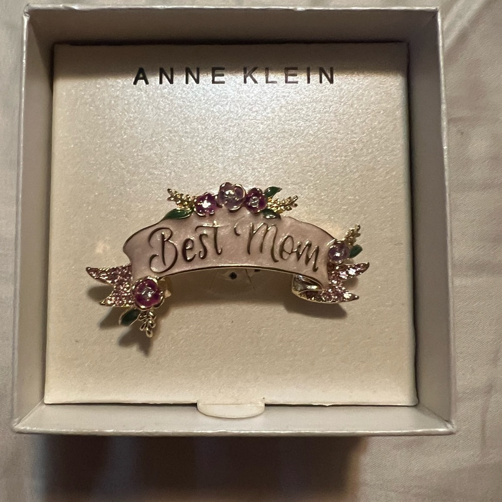 Best Mom Brooch in Gift Box - Picture 2 of 3